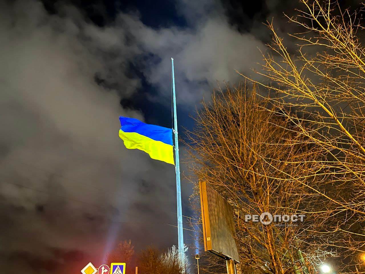 На самом большом флагштоке Харькова пришлось экстренно приспустить флаг